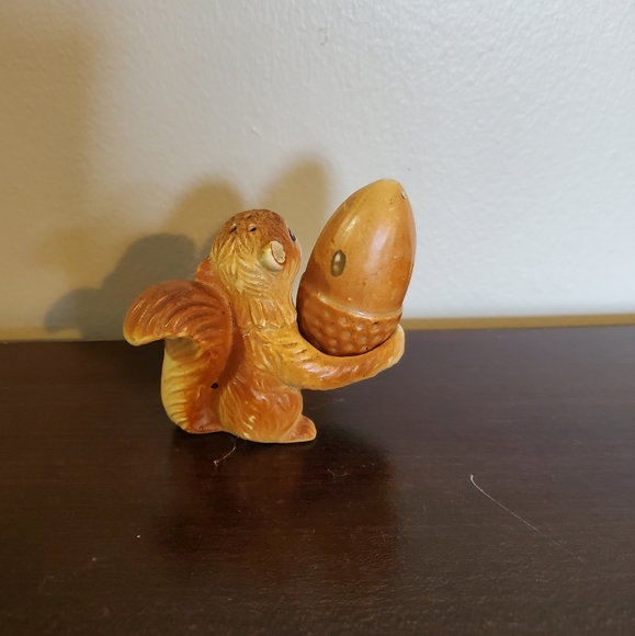 Vintage Artmark Squirrel Holding An Acorn Salt & Pepper Shakers - Picture 4 of 8